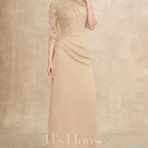 Beige långklänning med spetsdetaljer - Elegant långklänning i beige färg  från JJ's House. Klänningen har spets upptill, trekvartsärm och en figurnära passform upptill som övergår i ett rakt fall. Perfekt för bal eller festliga tillfällen.