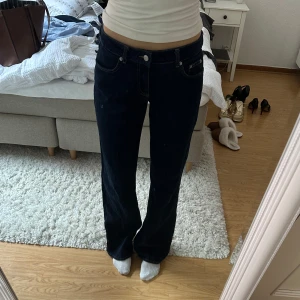 Lågmidjade jeans  - Lågmidjade jeans från NA-KD i strl 36 och färgen ”Mörkblå”. Sjukt snygga och långa jeans som går över skon på mig som är 176cm🫶🏼 Endast använda ett fåtal gånger, dock lite skavda längst ner då de varit lite långa,  men inget som man tänker på eller som stör. Nypris 699kr, kom med bud💕