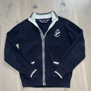 Stickad cardigan från Morris  - Säljer en stickad cardigan från Morris. Riktigt fet till en kallare dag på sommaren. Storlek M. De flesta cardigans/koftorna från Morris som säljs nu kostar runt 3000kr så säljer denna koftan för 749kr