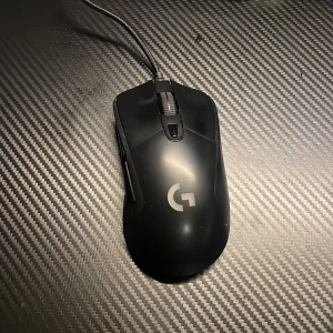  logitech G403 mus - Logitech mus – Säljes för 100 kr Snygg och funktionell Logitech-mus i bra skick. Köpt för 700 kr, säljes nu för endast 100 kr. Perfekt för både gaming och jobb! Kan skickas eller mötas upp.