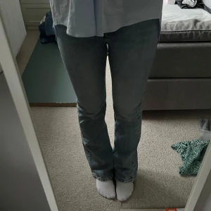 Ljusblå  jeans från otier stories - Säljer ett par ljusblå jeans från otier stories som är så sjukt snygga och sköna men kommer tyvärr inte till användning längre då dem blivit för små för mig. 🩵