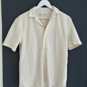 Vit kortärmad skjorta från Zara - Storlek S, mycket bra skick