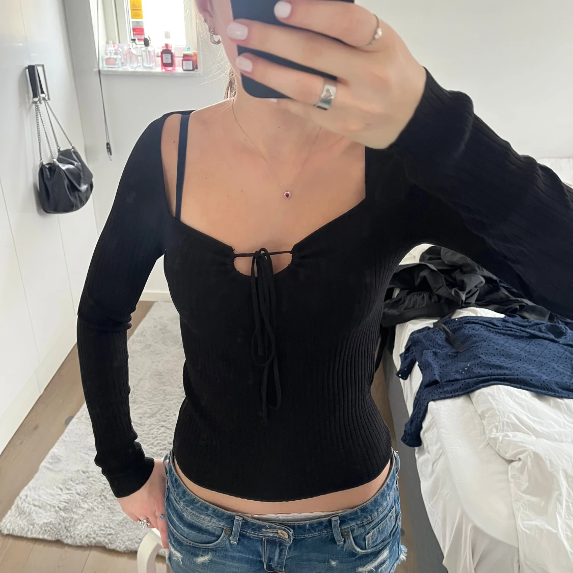 Svart ribbad långärmad topp med knyt