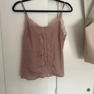 Rosa linnetopp med spets🩷 - Supersöt ljusrosa linnetopp från Index med tunna axelband och  spetsdetalj längs ringningen och framtill och funkar till allt! Skriv vid intresse eller funderingar!