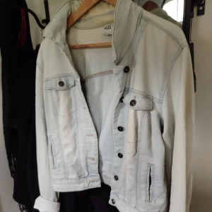 Ljus jeansjacka - Säljer en ljusblå jeansjacka från vero moda med klassisk design. Jackan har två bröstfickor med knappar, sidofickor och knappar framtill. Perfekt för vår och sommar, enkel att matcha till olika outfits. Använd ett fåtal gånger, kan behöva en tvätt. I övrigt i mycket fint skick.