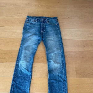 Levi's 501 blå jeans - Klassiska Levi’s 501 storlek 33/34. Otroligt fräscha och snygga. Skicka pm för mer detaljer.