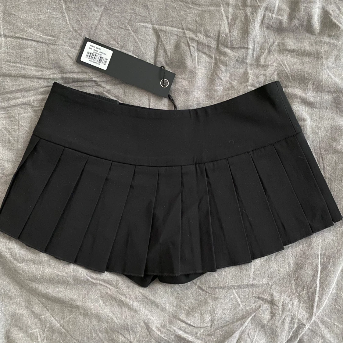 Svart plisserad kjol från I.AM.GIA - 1