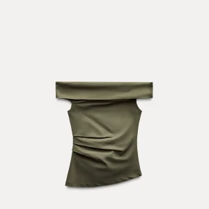 Olivgrön offshoulder topp från Zara - Trendig olivgrön topp från Zara. Aldrig använd.