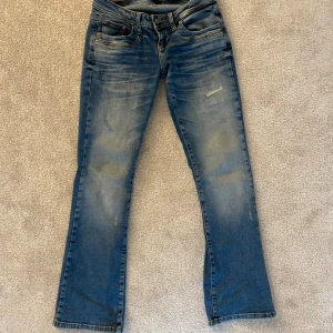 Blå LTB jeans  - Säljer ett par blå bootcut jeans från LTB med låg midja. Jeansen har klassisk femficksdesign, lätt slitna detaljer och snygg tvätt. Perfekta för dig som gillar en tidlös jeanslook med lite utsvängda ben. Nästan aldrig använda 