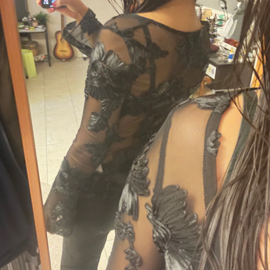 Svart knytblus med broderade blommor från Gina Tricot - 1