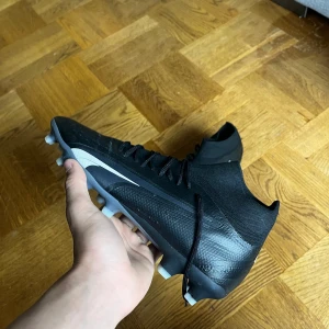 Fotbollsskor  - Säljer ett par Oandvända svarta Puma fotbollsskor. Modellen är puma ultra och kostar 1500kr säljer eftersom jag skadat mig. Säljer billigt eftersom jag vill bli av med dom och har ingen box. Dobbarna är oandvända och skon lukar fortfarande som om dom kom ut ur paketet 📦 