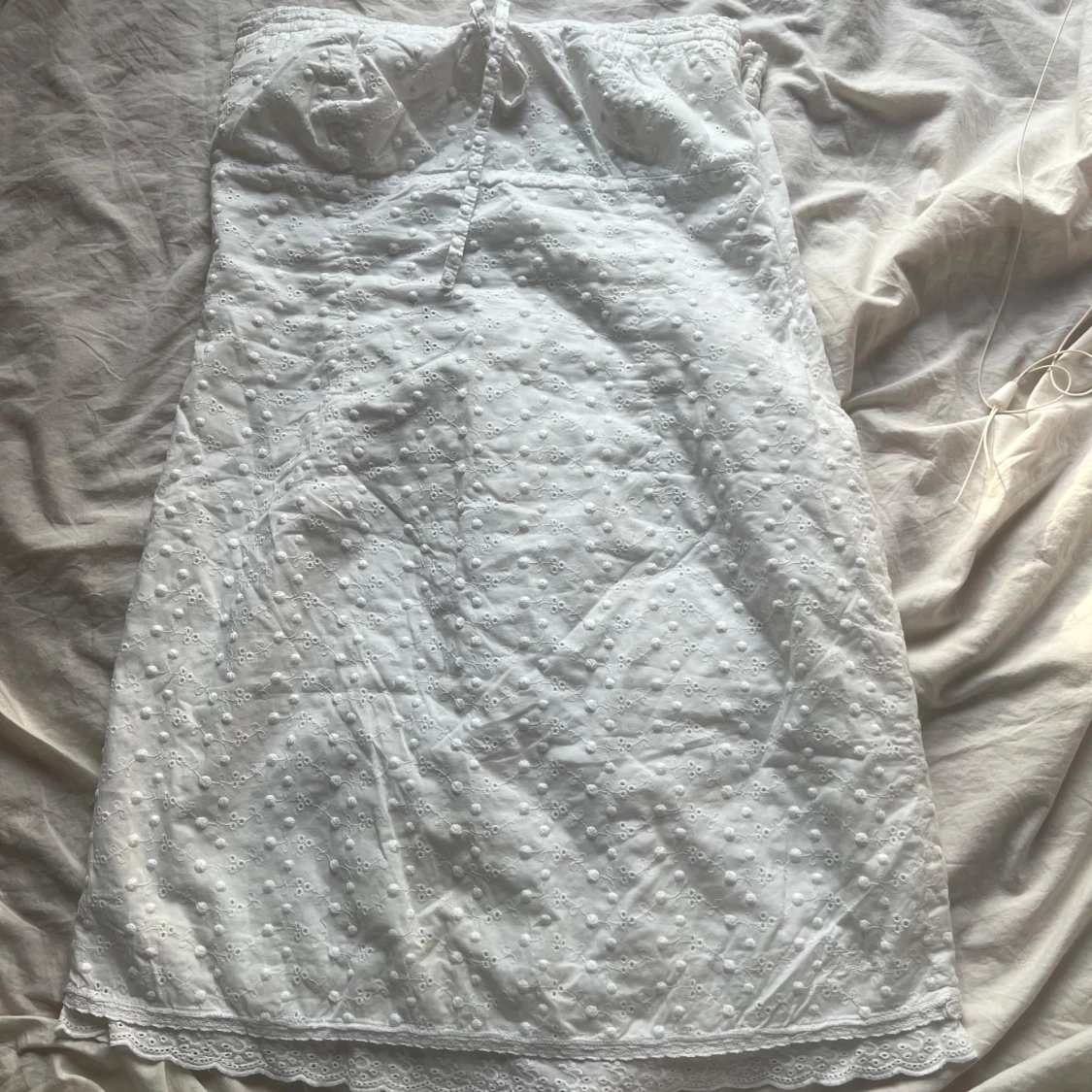 Vit ärmlös klänning med spetsdetaljer