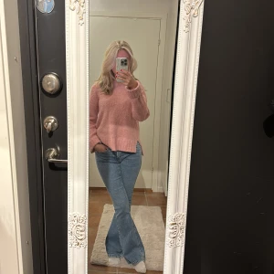 Blå bootcut jeans - Säljer ett par blå bootcut jeans i storlek S. (Passar mig som har storlek XS) Jeansen är köpta från Ullared förra året men endast provade hemma. 