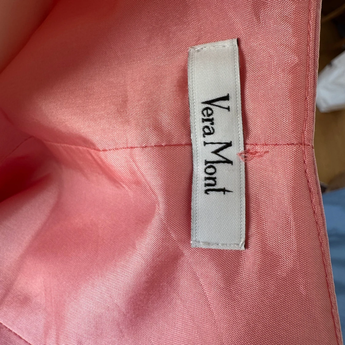 Aftonklänning med v-ringning - 4