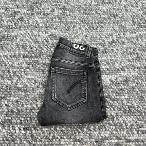 Dondup George gråa - Riktigt fräscha mörkgrå dondups med små slitningar, storlek 29. Skick 9/10 inga konstigheter. Priset kan diskuteras vid snabb affär!🚚 /Scandi Reventio