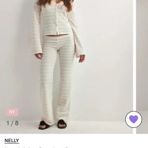 Vita stickade byxor från Nelly -  Intressekoll på dessa vita byxor från Nelly som är helt slutsålda. Har inte använt mina så lappen är kvar och de är i xs. Vet inte än om jag vill sälja, men om jag får bra bud. Köpte för 400.