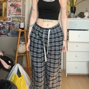 Rutiga Mjukisbyxor - sparsamt använda, jag är 1,63cm.