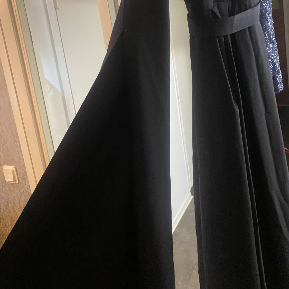 Marinblå festklänning med paljettärm - 3