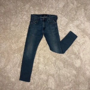 Replay anbass jeans - Snygga Replay jeans i blått. Så gott som nya och passar bra till sommaren. Storlek 31/32