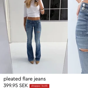 Blå pleated flare jeans - Säljer nu dom trendiga jeansen från Gina 14+ som är slutsålda på hemsidan. Sköna stretchiga jeans som är perfekta för att ha till vardag och när man vill känna sig snygg! Priset går absolut att diskutera bara att höra av er vid frågor❤️