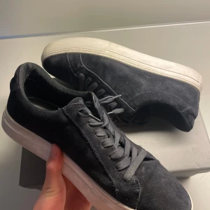 Vagabond svart storlek 43 Grisch skor - Säg hej till din nya favorit i skohyllan. Paul 2.0 från Vagabond är lika delar stilren och street – en svart sneaker med clean design, perfekt balans och premiumkänsla rakt igenom. Funkar lika bra till jeans som till chinos, oavsett om du ska till kontoret eller hänga på stan. Storlek 43. Fräscha och redo för nya äventyr. Skorna är i mycket bra skick, har knappt används och är välvårdade. Kartong ingår!