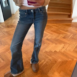 Mörkblå jeans❤️ - Säljer dessa såå najs lowwaist byxor❤️❤️❤️Köpta av Filippa Montán (fillissellout) men passade tyvärr inte. Bilderna är från hennes egna annons.❤️