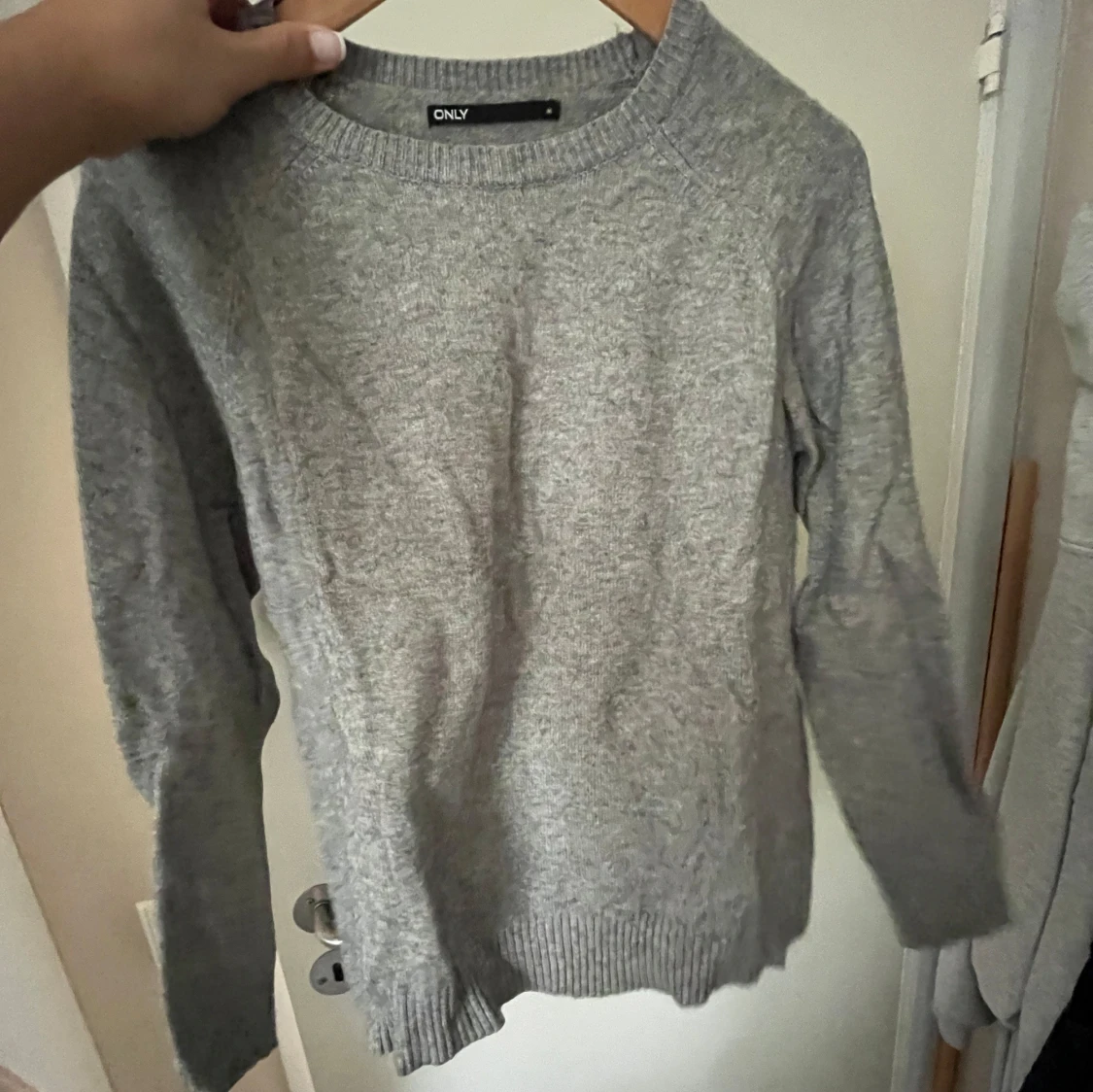 Grå stickad tröja från ONLY