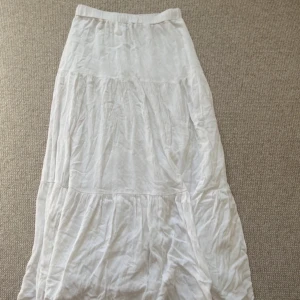 Lång lågmidjad kjol💘 - Säljer denna snygga kjol då den inte kommer till någon användning💘