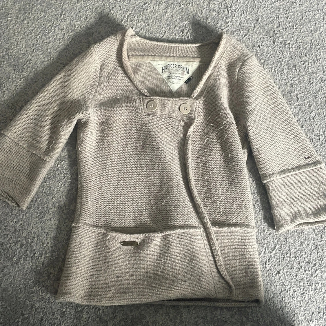 Beige stickad kofta från Hilfiger Denim
