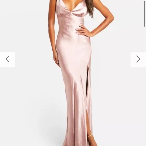 Balklänning  - Säljer en oanvänd elegant ljusrosa långklänning i satin med smala axelband, djup v-ringning och slits på sidan. Klänningen har en figurnära passform och ett glansigt material som ger en lyxig känsla. Perfekt för speciella tillfällen! Säljer den pga att den tyvärr inte har kommit till användning💕Den har aldrig används och lappen sitter kvar.👗