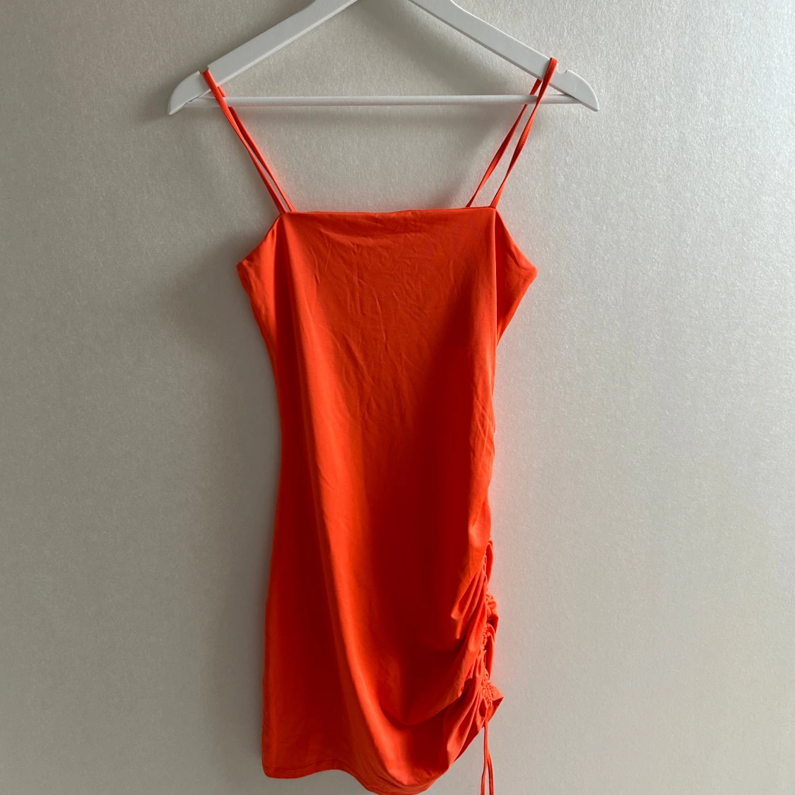 Tight orange klänning 