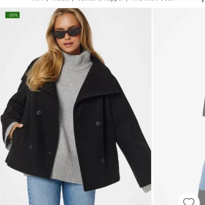 Svart kappa  - Så fin svart kappa från bubbleroom. Använd ganska mycket, men skulle ändå säga att den är i bra skick 🫶🏻 Pris går att diskutera 💕