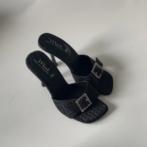 Svarta klackskor  - Jättefina svarta klackskor med fyrkantig tå, aldrig använda