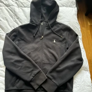 Ralph lauren hoodie  - Säljer min svarta ralp lauren tröja som är köpt nyligen. Storlek s, gillade inte hur den satt på mig då den va för liten där nere. 