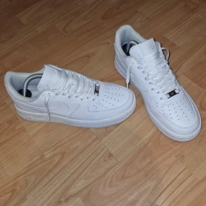 NIKE Air Force 1 Dam/Womens - Säljer dessa extremt fräscha Nike Air Force 1 i storlek 42. De har används ett fåtal gånger och har endast syn av användning under skon (lite smutsig). Den sitter perfekt i storleken och jag rekommenderar verkligen om du söker klass skor men inte vill betala sjukt mycket på hemsidan.  Vid intresse eller funderingar, skriv!  Ifall du har ett par skor i 45 som jag godkänner så kanske jag går med på ett byte!