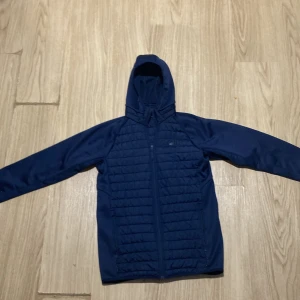 Blå cardigan jack and jones - Säljer denna jackan för den är för små för mig. 