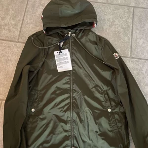 Moncler windbreaker green  - Riktigt fet moncler windbreaker helt ny kvitto och allt finns självklart. pris är inte hugget i sten mvh Erik😀