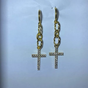 Örhängen kors - Fina Guldplätterade korsörhängen. Gjorda ordentligt och trygg ring att fästa i örat. Se priset ovan. Tveka inte att höra av er vid frågor, jag är öppen för allt❤️