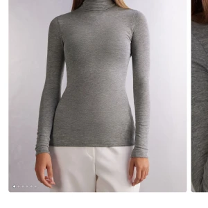 Intimissimi ultralight topp - Säljer min Ultralight topp med hög hals i modalkashmir i färgen grå i storlek S. Bara testad på. Köptes för 489kr o säljer för 299kr.