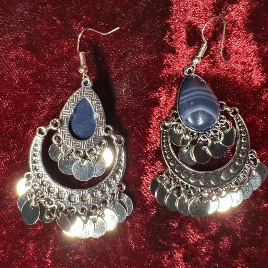 Bohemiska örhängen med blå sten, silverdetaljer och vintageinspirerad design - 2