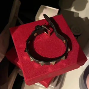 Svart valentino armband - Säljer ett svarta velentino armband, väl använt men fortfarande bra skick 