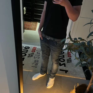 Nudie Jeans riktig fet tvätt - Säljer ett par mörkblå slim fit jeans med snygga slitningar och tvättade detaljer. Skriv för mer bilder, de sitter slim och väldigt bra pris för vintage nudie 