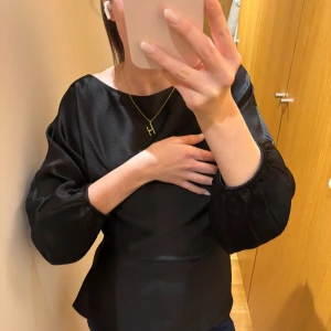 Svart blus med ballongärmar - Säljer en svart blus med långa ballongärmar, blusen går in i midjan som därmed gör den svin snygg! 💖💖💖 
