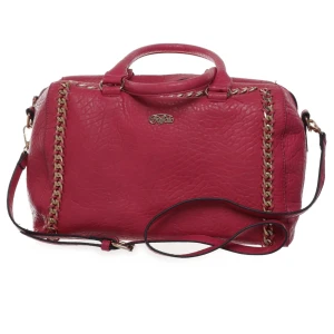 Mörkrosa handväska med kedjedetaljer - Säljer en snygg mörkrosa handväska som är köpt på plick, säljer på grund av att den tyvärr inte kommit till användning, den har tecken på användning men är i bra skick