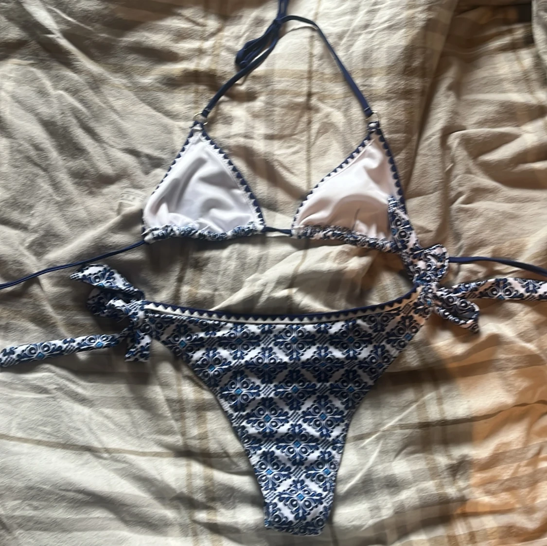 Blåvit bikini med mönster och knyt - 1
