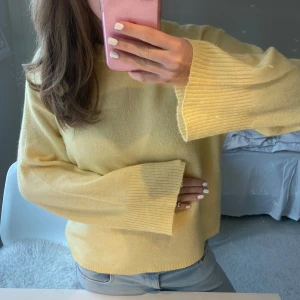 Gul stickad tröja  - Säljer denna superfina gula stickade tröjan från h&m som är perfekt nu till våren. Den är i fint skick och inte använd mycket.💛🌟