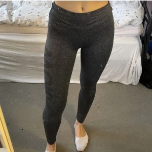 tränings thights - Dessa fina träningsbyxor säljer jag för att de inte kommer till användning. De är i storlek 158/164=S och bra skick. Köparen står för frakten och hör gärna av dig vid intresse. 💞