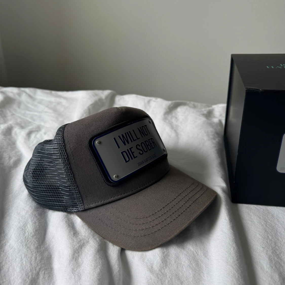 Grå metall keps från John Hatter & Co - 2