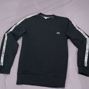 Lacoste tröja - Detta är ett jätte fint fynd ifrån Lacoste. En stilren piké med Lacoste design längst armarna och axlarna. Väldigt väl omhändertagen utan någon defekt. Storlek S men passar även ifall du är mellan storlekarna S/M. Pris kan diskuteras. Perfekt inför vårens kallare dagar.💯💯