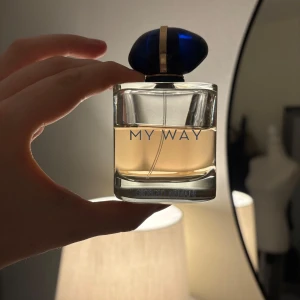 My way Giorgio Armani Parfym - Nypris 1500kr, säljer för 850kr. Tryck på köp knappen direkt vid köp, inga bud! ☺️🌸  -90 ml flaska, håller väldigt länge  - finns lite mer än hälften i (ca 60% parfym kvar)  -god blommig doft, den håller väldigt länge